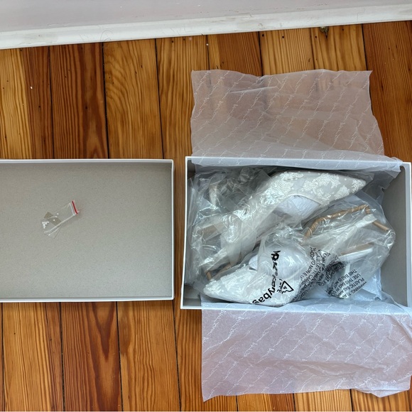 Betsey Johnson White Lace Slingback Heels - Picture 4 of 7